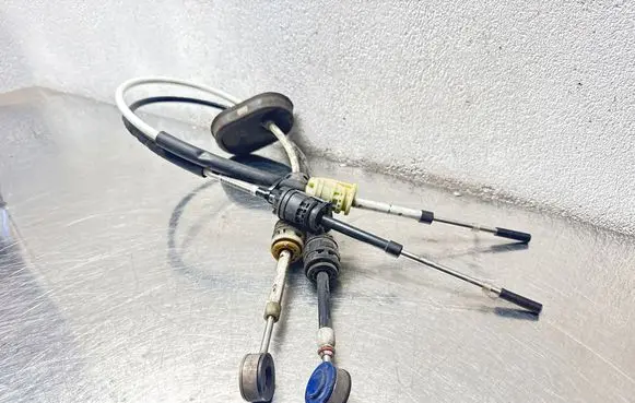 Opel Insignia A Gear shift cable linkage 55560991