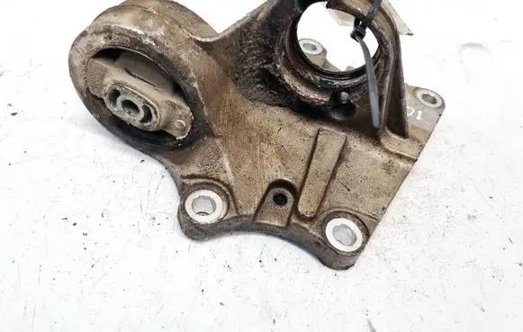 Engine mount bracket