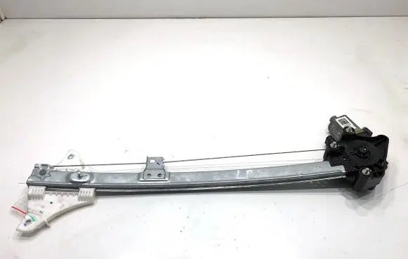 Hyundai i20 (BC3 BI3) Front door window regulator with motor 82450Q0000