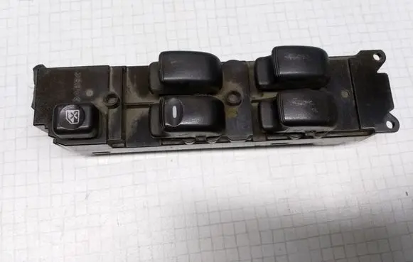 Mitsubishi Space Wagon Electric window control switch 1982J89