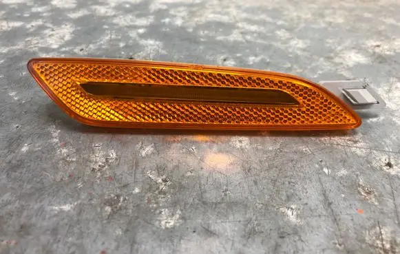 Front fender indicator light