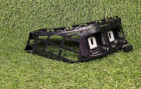 Rear bumper mounting bracket