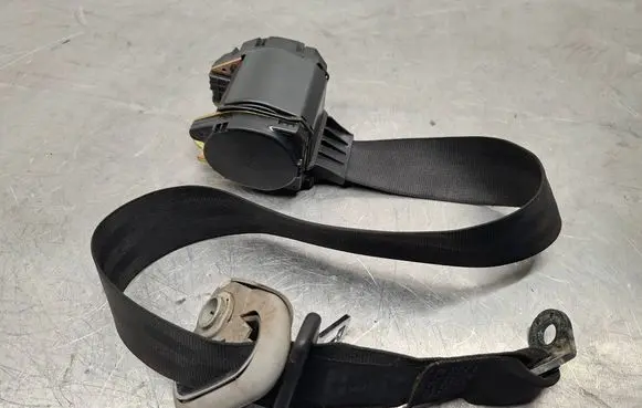 Volkswagen Golf IV Rear seatbelt 1J6857806B