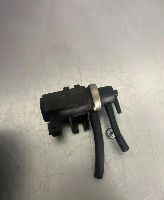 BMW 5 E39 Turbo solenoid valve 72190323 96T183 2246175
