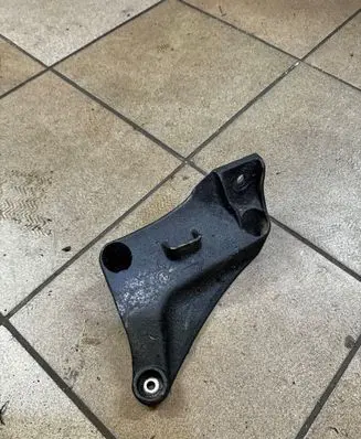 BMW 5 E39 Engine mounting bracket 6750441 5526