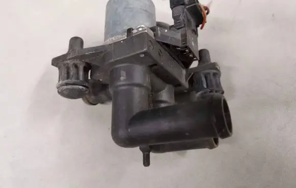 Mercedes-Benz E W124 Coolant heater control valve 0018303484 1147412078