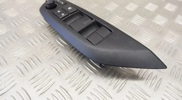 Toyota Yaris Cross Electric window control switch 840400D030