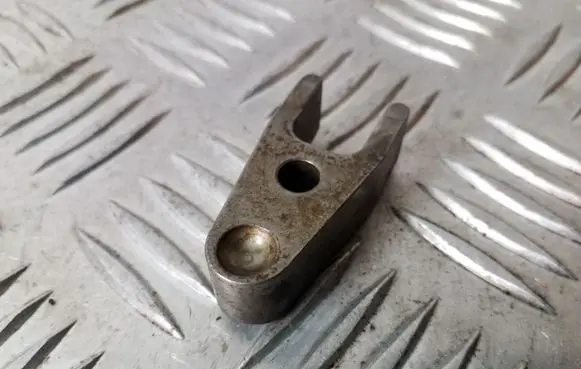 Mercedes-Benz R W251 Fuel Injector clamp holder