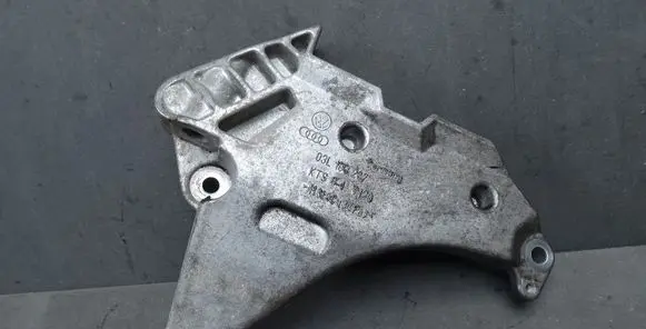 Volkswagen PASSAT B7 Engine mounting bracket 03L199207
