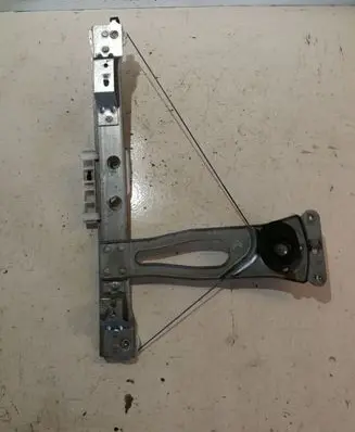 Rear door manual window regulator