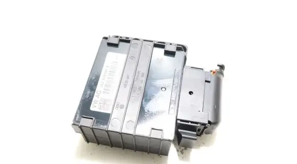 Volkswagen Jetta VI Voltage converter/converter module 