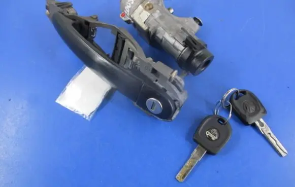 Volkswagen Polo IV 9N3 Ignition lock 4B0905851N
