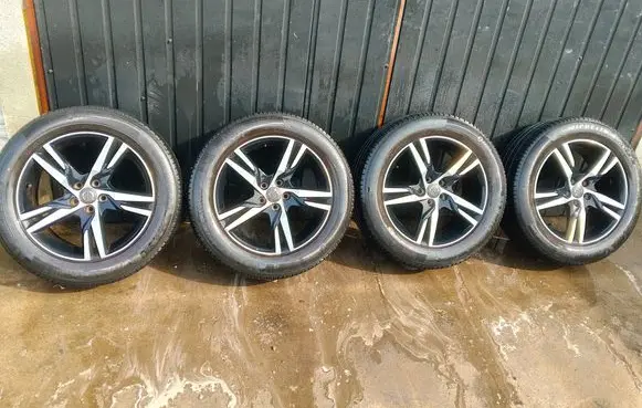 Volvo XC40 R18 alloy rim V0152