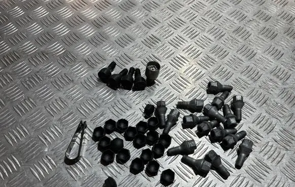 Nissan Qashqai J12 Anti-theft wheel nuts and lock PU18985