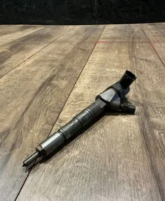 Opel Insignia A Fuel injector 55577668