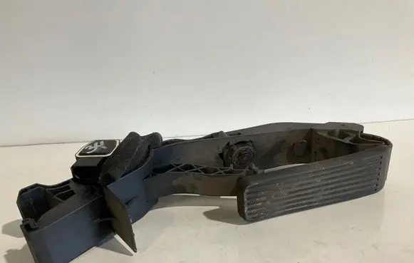 Mercedes-Benz E W211 Accelerator throttle pedal A2113000904