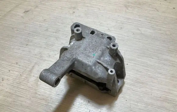 Audi Q3 8U Engine mount bracket 5N0199262F