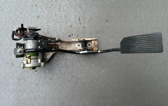 Nissan Patrol Y60 Accelerator throttle pedal 18002VB306