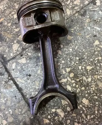 Volvo XC70 Piston with connecting rod 24520A