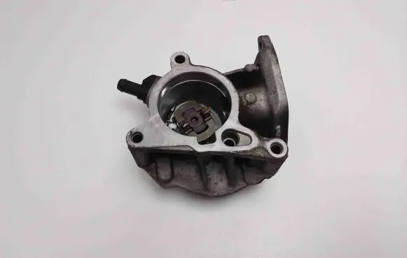 Volkswagen PASSAT B6 Vacuum pump 06H145100AB