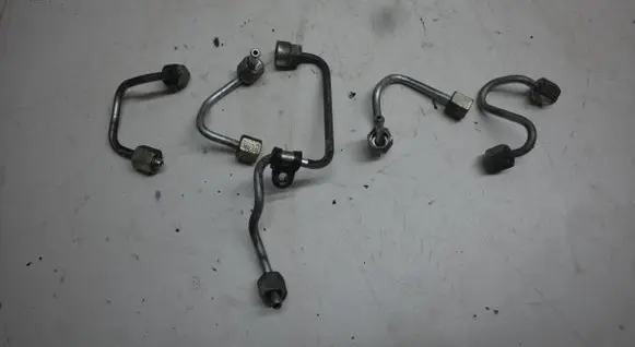 Volkswagen Tiguan Fuel injector supply line/pipe 