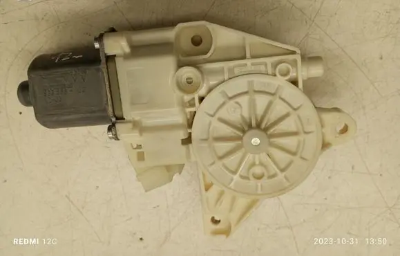 Mercedes-Benz B W246 W242 Front door window regulator motor A2469065200