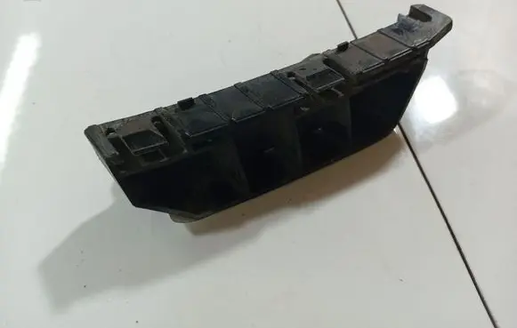 Front bumper mounting bracket