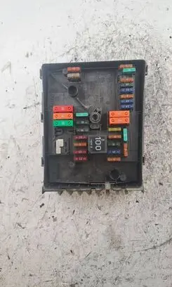 Volkswagen Caddy Fuse box set L2K000087 0720470456E 2K2937535M