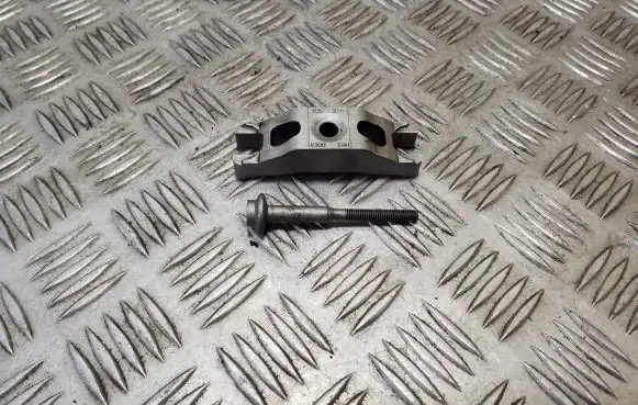 Audi A3 S3 8P Fuel Injector clamp holder 03L216
