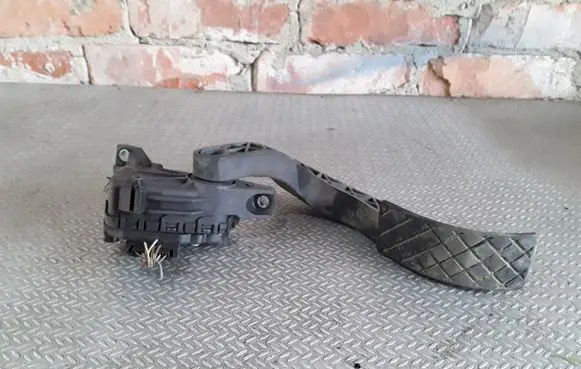 Volkswagen PASSAT B5.5 Accelerator throttle pedal 8D1723523M