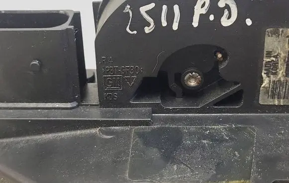 Opel Astra J Front door lock 13579515