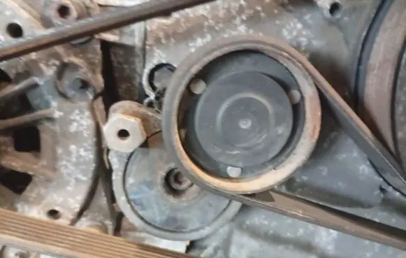 Volkswagen Touareg I Generator/alternator belt tensioner