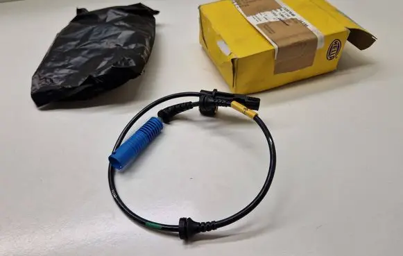 BMW 3 E46 ABS brake wheel speed sensor 34526752682 6PU009106841