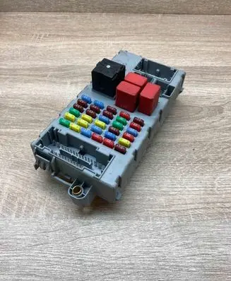 Alfa Romeo 159 Fuse module 50513353