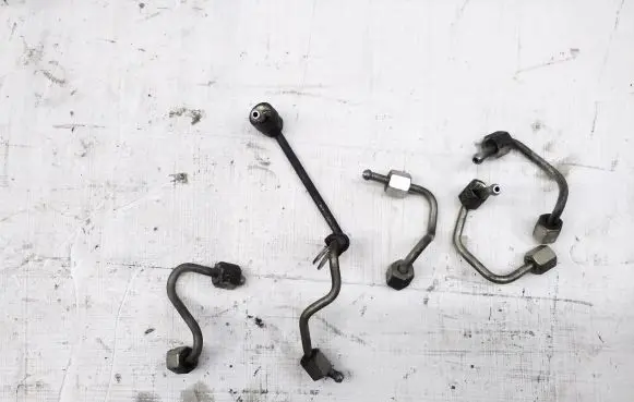 Volkswagen Tiguan Fuel injector supply line/pipe 