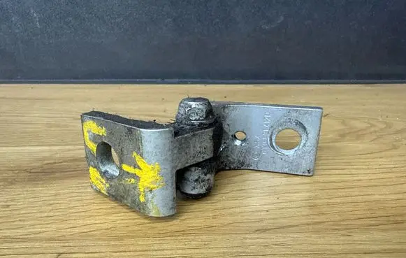 Skoda Octavia Mk2 (1Z) Front door lower hinge 6Y0831412D