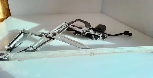 Opel Frontera A Front door window regulator with motor