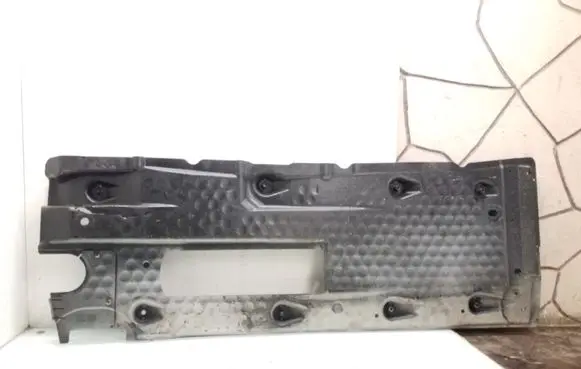 Volkswagen Jetta V Center/middle under tray cover 
