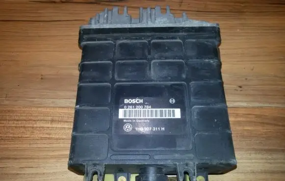 Volkswagen Golf III Engine control unit/module 0261200784 1H0907311H