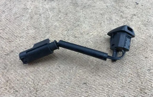BMW 5 E60 E61 Windshield washer spray nozzle 7132969 61667132969 61667046060