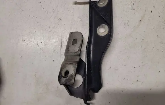 Audi A3 S3 8P Engine bonnet/hood hinges 8P0823302B