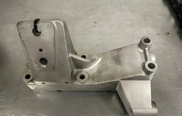 Iveco Daily 35 - 40.10 Engine mounting bracket 504050582