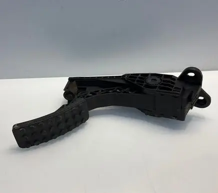 Mercedes-Benz ML W164 Accelerator throttle pedal A1643000104 ZGS007 0205