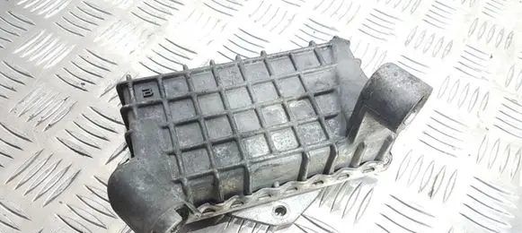 Mercedes-Benz C W202 Engine oil radiator 6061800365 233042001