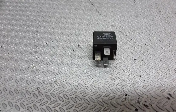 Volkswagen PASSAT B5 Other relay 8D0951253A
