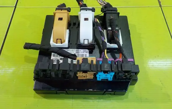 Audi TT TTS Mk2 Central body control module 8P0907063H