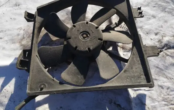 Mazda 323 F Radiator cooling fan shroud