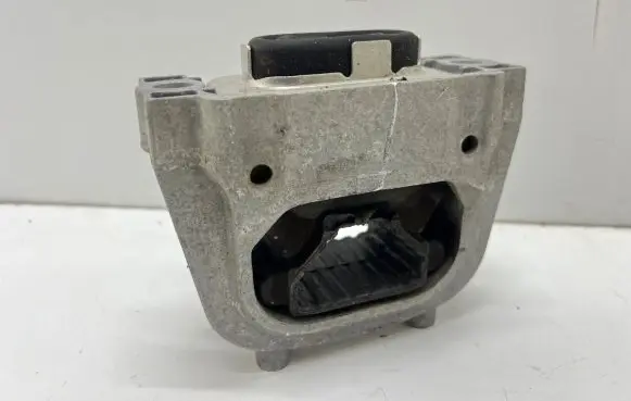 Volkswagen PASSAT B8 Engine mount bracket 3Q0199262J 23022016 XX4ZF116B00A31