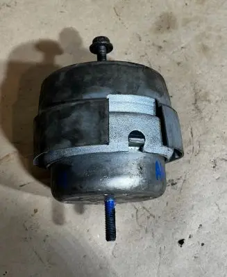 Engine mount bracket