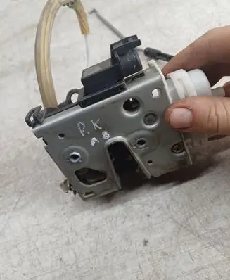 Audi A8 S8 D2 4D Front door lock 4D1837015A